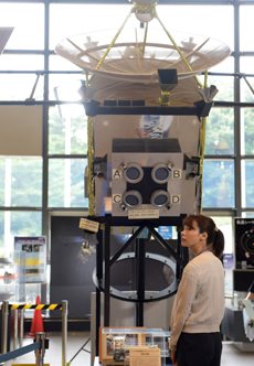 Filming at JAXA. Saki Aibu plays the female scientist. （© TV Tokyo）